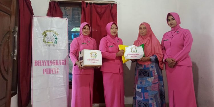 Drama Menegangkan! Nenek Samiyem Selamat dari Sumur 18 Meter, Disambangi Polsek Sumberejo dan Bhayangkari