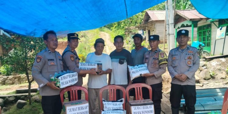 Viral! Warga Tanggamus Tandu Pasien Sakit Lewat Jalan Terjal, Polsek Wonosobo Gerak Cepat Beri Bantuan