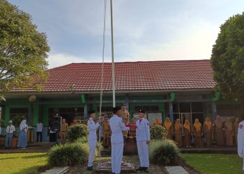 Upacara Bendera SMA Negeri 1 Kebun Tebu Berlangsung Haru, Kepala Sekolah Supriantoro Purna Tugas Setelah Tiga Tahun Mengabdi