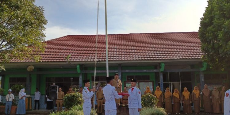 Upacara Bendera SMA Negeri 1 Kebun Tebu Berlangsung Haru, Kepala Sekolah Supriantoro Purna Tugas Setelah Tiga Tahun Mengabdi