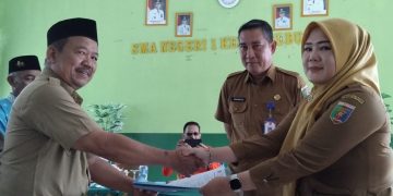 Serah Terima Jabatan di SMA Negeri 1 Kebun Tebu: Emma Haryani Resmi Jabat Plt Kepala Sekolah, Harapan Baru untuk Dunia Pendidikan