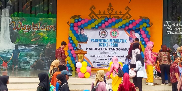 Tanggamus Rayakan Hari Batik Nasional dengan Semarak, Bunda PAUD Galakkan “Ayo Membatik”