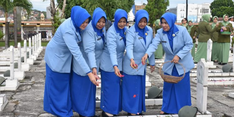 Sambut HUT Ke-80 TNI, Lanal Lampung Gelar Ziarah Nasional Penuh Khidmat di TMP Tanjung Karang