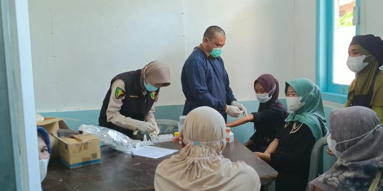 Tes TBC Negatif! Polisi dan Tim Medis Pastikan Penjamah Pangan di Rawa Selapan Aman dari Penyakit Menular