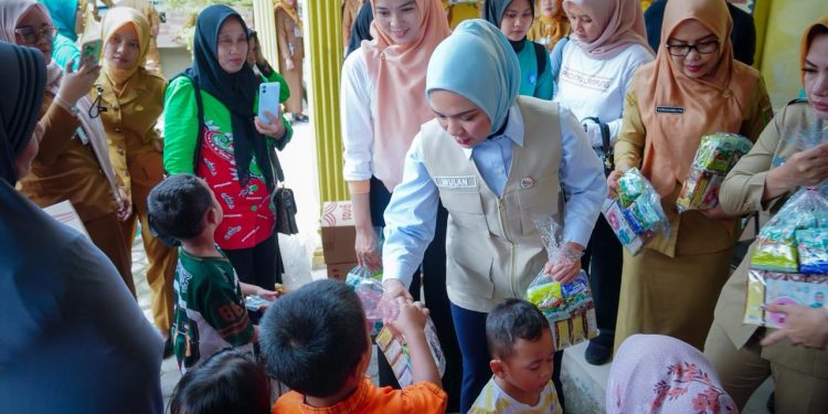 Heboh! Tim Pembina Posyandu Lampung Bagikan Susu Untuk Dukung Gerakan Nasional Cegah Stunting