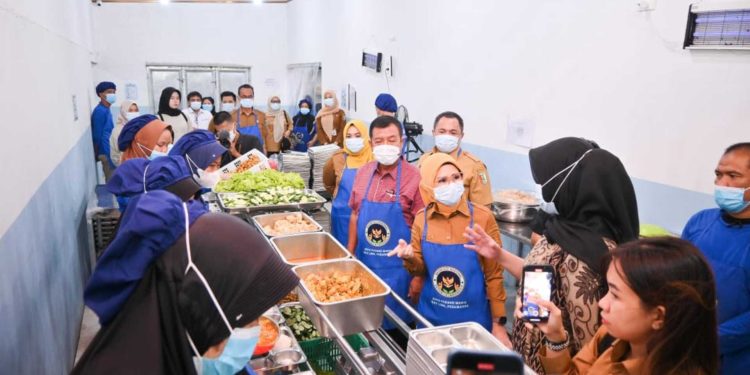 Bupati Pesawaran Tinjau SPPG Padang Manis, Pastikan Standar Gizi dan Keamanan Pangan Terjaga