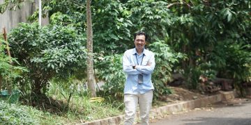 Lirisisme Waktu dan Kepekaan Alam dalam Puisi Senyum yang Mengalir di Antara Gugur Karya Muhammad Alfariezie