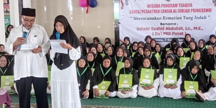 Wisuda Santri Lansia Al-Ishlah: 109 Peserta Belajar Seni Menyambut Husnul Khatimah