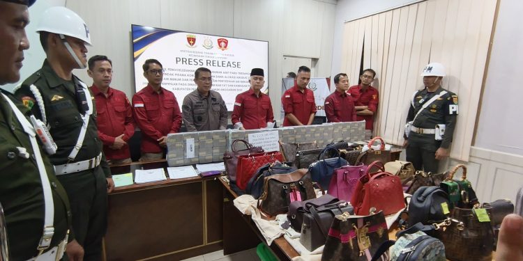 Bongkar Gaya Hidup Mewah Mantan Bupati Pesawaran, Kejati Lampung Sita Aset Miliaran Rupiah!