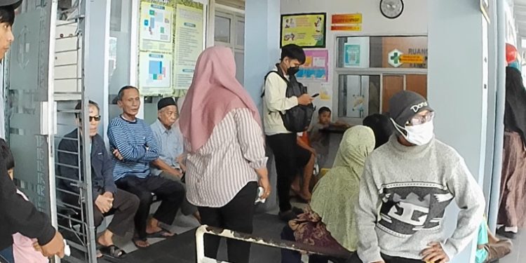 Warga Berobat Pakai KTP dan KK Picu Kontroversi Transparansi Anggaran BOK dan BLUD