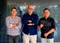 Foto : Komisaris Majalah Narasi.Id, dan MataVivo.id (Vivo Trialito, Berserta Kepala BPK Perwakilan Provinsi Lampung Nugroho Heru Wibowo (tengah), dan Rahmat Kepala Marketing Majalah Narasi.id