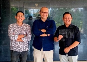Foto : Komisaris Majalah Narasi.Id, dan MataVivo.id (Vivo Trialito, Berserta Kepala BPK Perwakilan Provinsi Lampung Nugroho Heru Wibowo (tengah), dan Rahmat Kepala Marketing Majalah Narasi.id