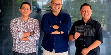Foto : Komisaris Majalah Narasi.Id, dan MataVivo.id (Vivo Trialito, Berserta Kepala BPK Perwakilan Provinsi Lampung Nugroho Heru Wibowo (tengah), dan Rahmat Kepala Marketing Majalah Narasi.id