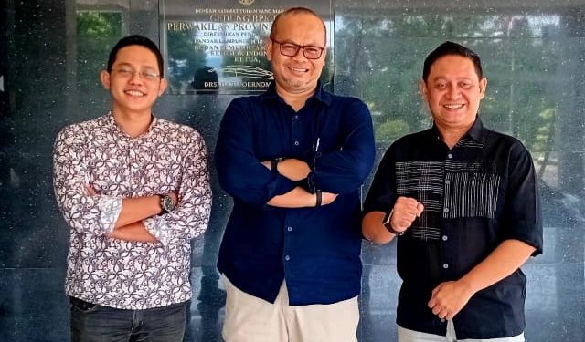 Foto : Komisaris Majalah Narasi.Id, dan MataVivo.id (Vivo Trialito, Berserta Kepala BPK Perwakilan Provinsi Lampung Nugroho Heru Wibowo (tengah), dan Rahmat Kepala Marketing Majalah Narasi.id