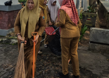 Pegawai DPRD Lampung Selatan Bersihkan Area Kantor hingga Ruang Pelayanan Publik