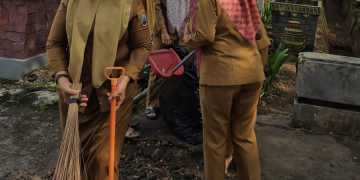Pegawai DPRD Lampung Selatan Bersihkan Area Kantor hingga Ruang Pelayanan Publik