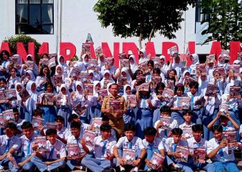 Ratusan Siswa SMAN 1 Bandar Lampung Antusias Serbu Pembagian Majalah Pendidikan Narasi