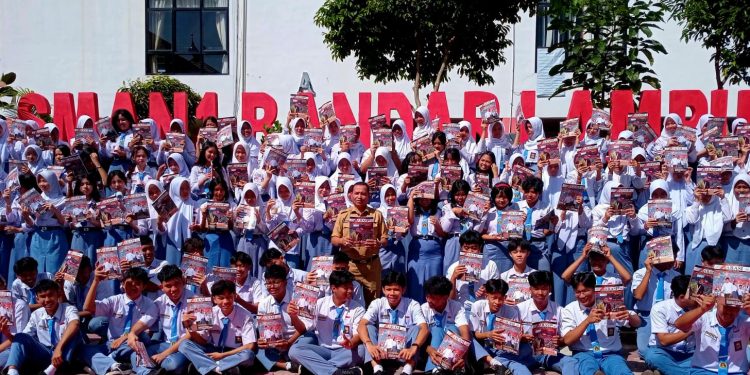Ratusan Siswa SMAN 1 Bandar Lampung Antusias Serbu Pembagian Majalah Pendidikan Narasi
