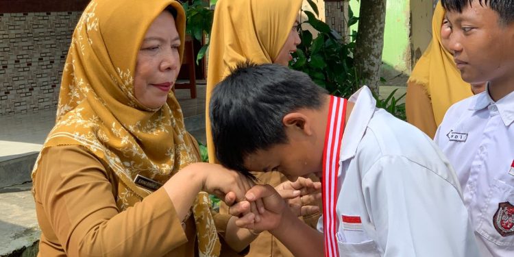 Air Mata Haru dan Bahagia Warnai Kelulusan 100% Siswa UPTD SDN 3 Candimas